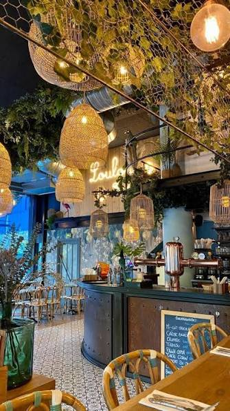 Le bar de Loulou Boulogne sous ses suspensions en rotin